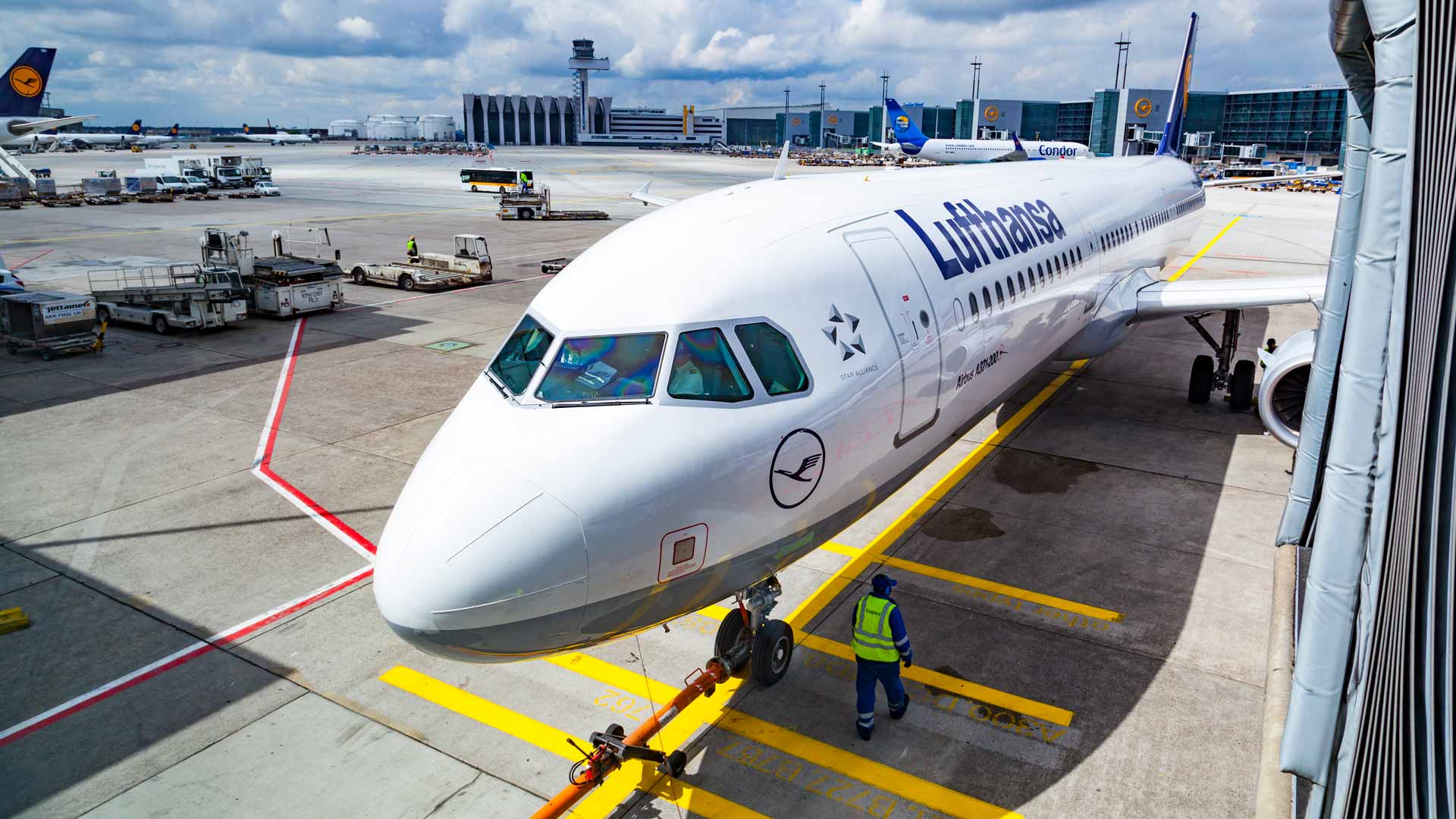 Case story: Investigating Lufthansa Technik's leading aviation digitisation strategy